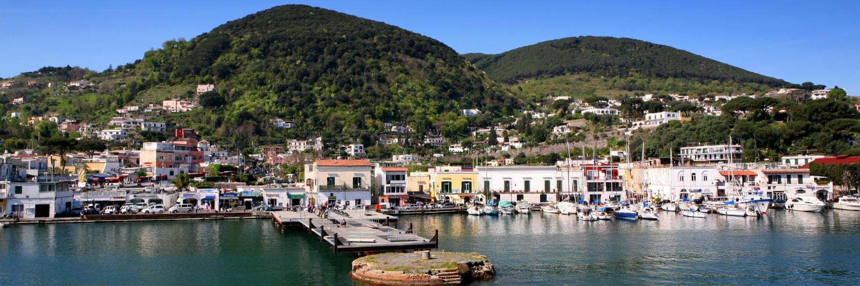 Hafen von Ischia